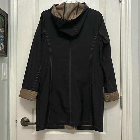 Women’s Rain Jacket - Picture 4 of 9
